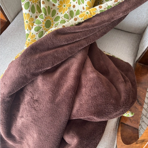 Mid Century Modern throw with soft brown under fabric - Picture 4 of 5
